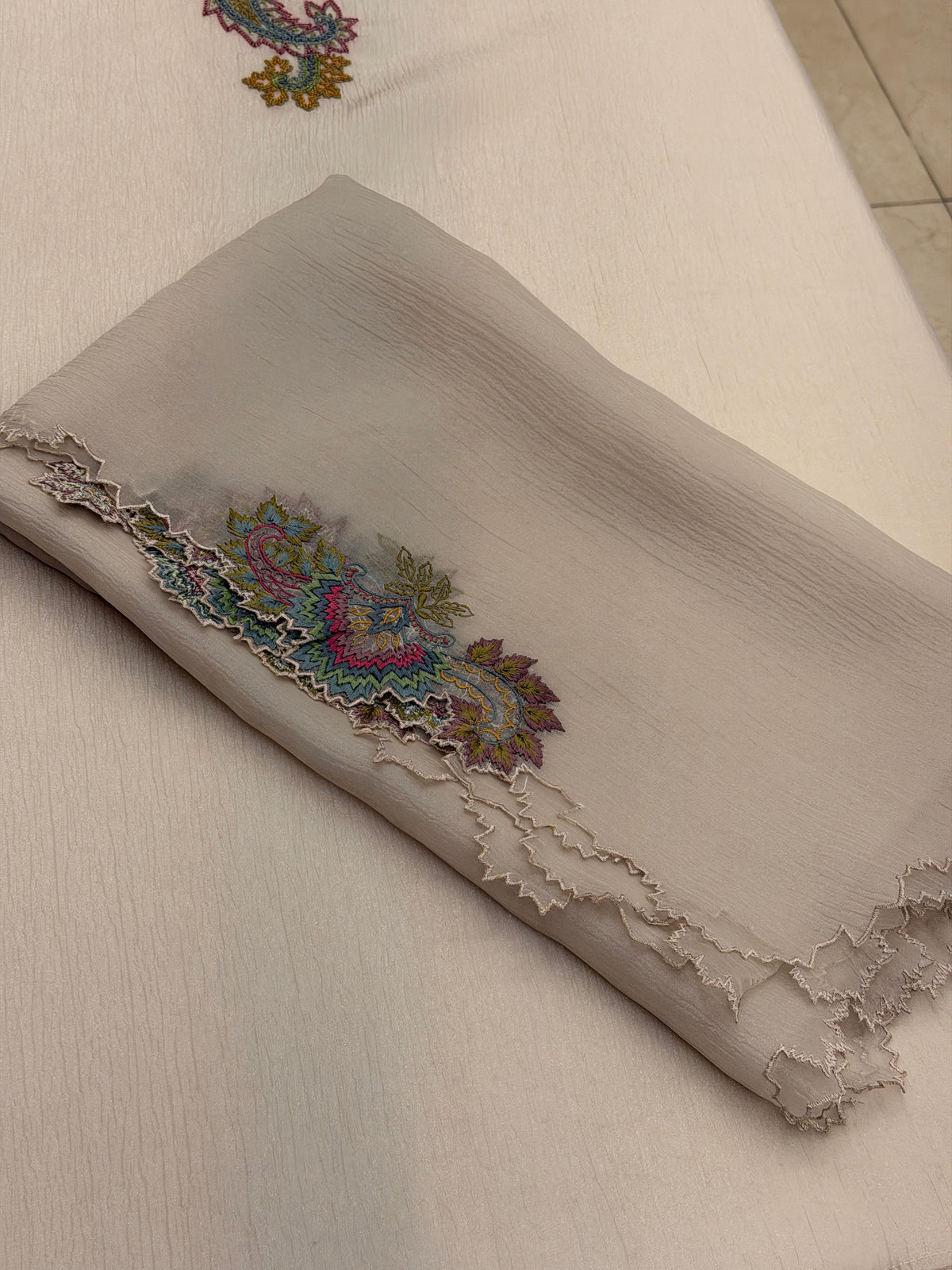 Mushq Heritage Paisley Handwork Suit – Ivory