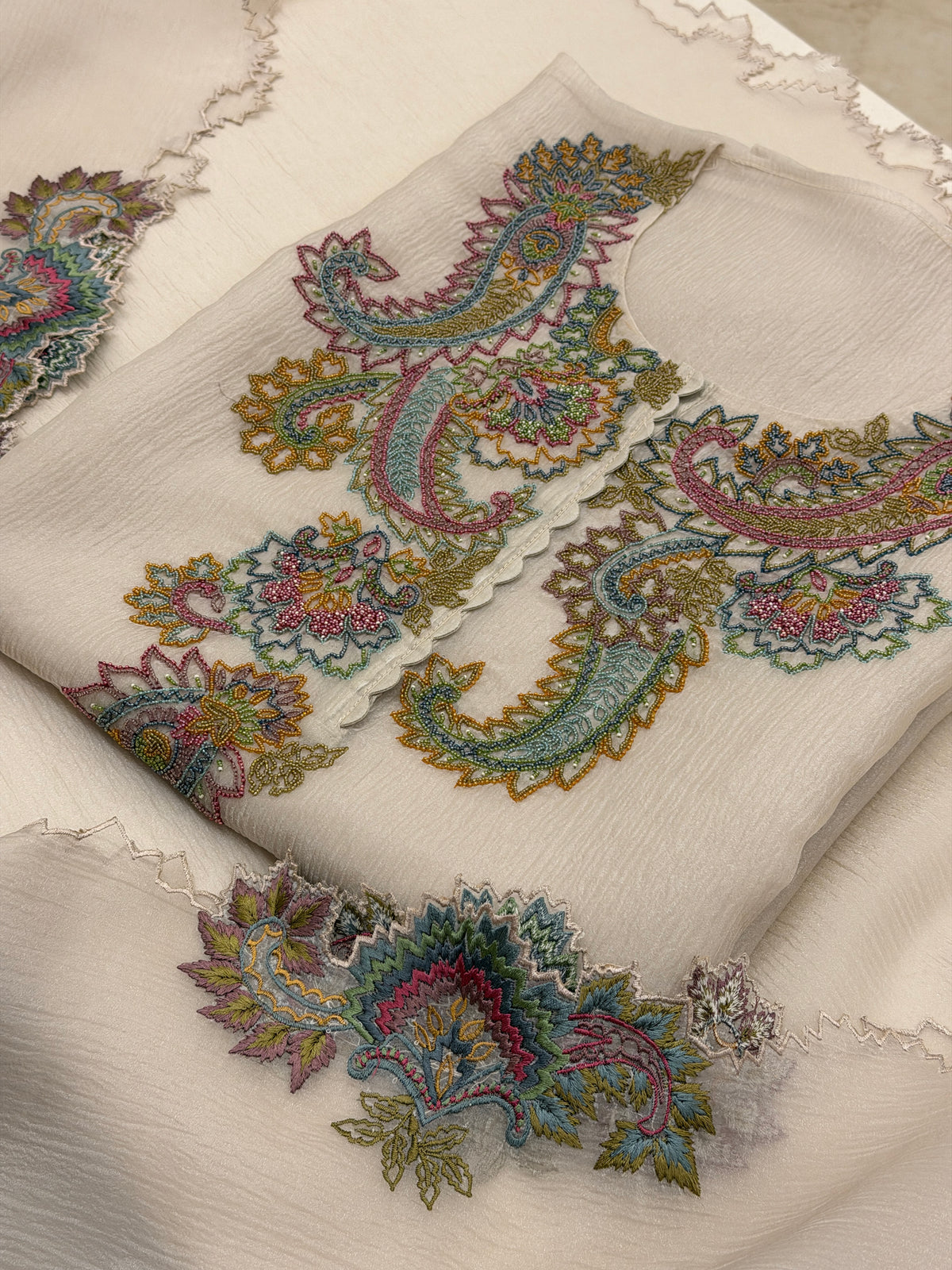 Mushq Heritage Paisley Handwork Suit – Ivory