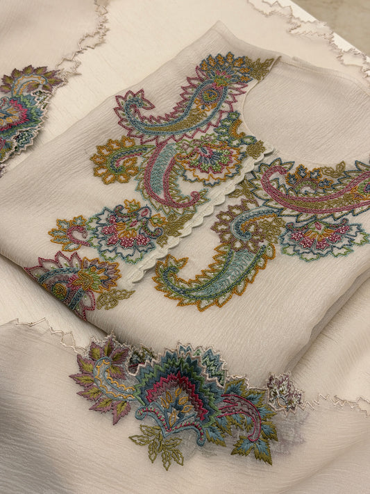 Mushq Heritage Paisley Handwork Suit – Ivory