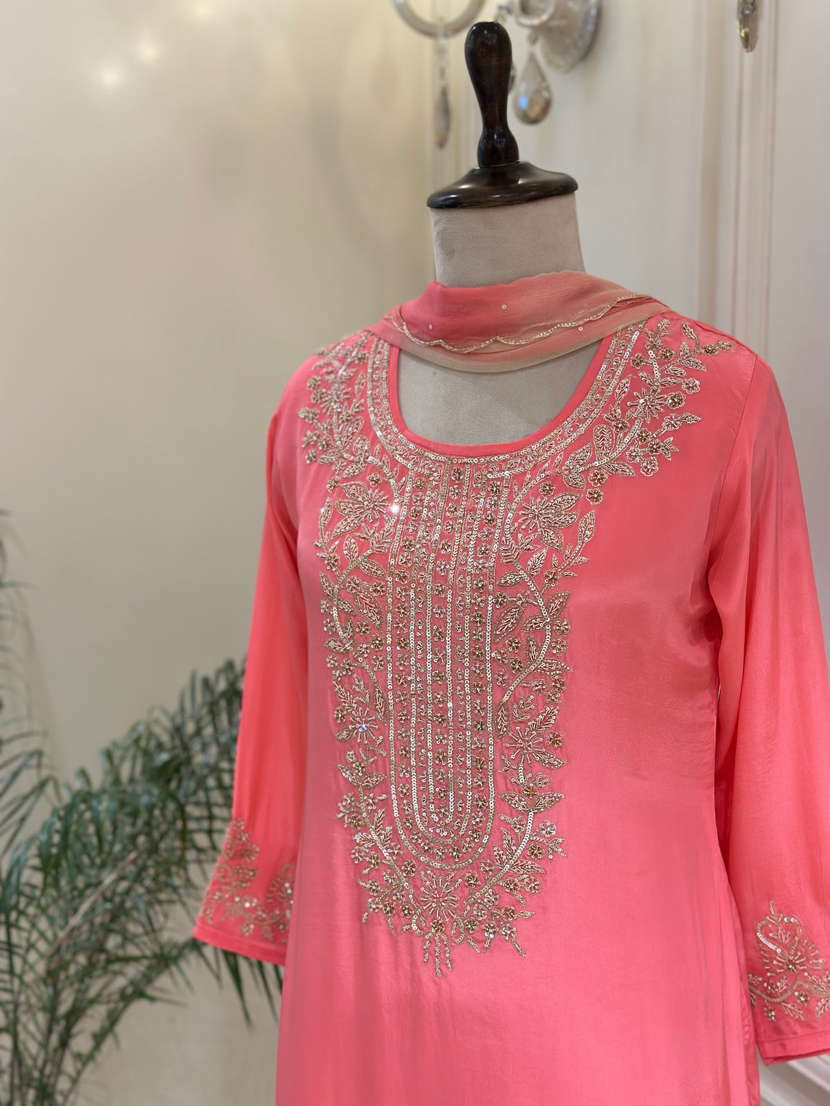 Noor-e-Safiya Crepe Suit Set