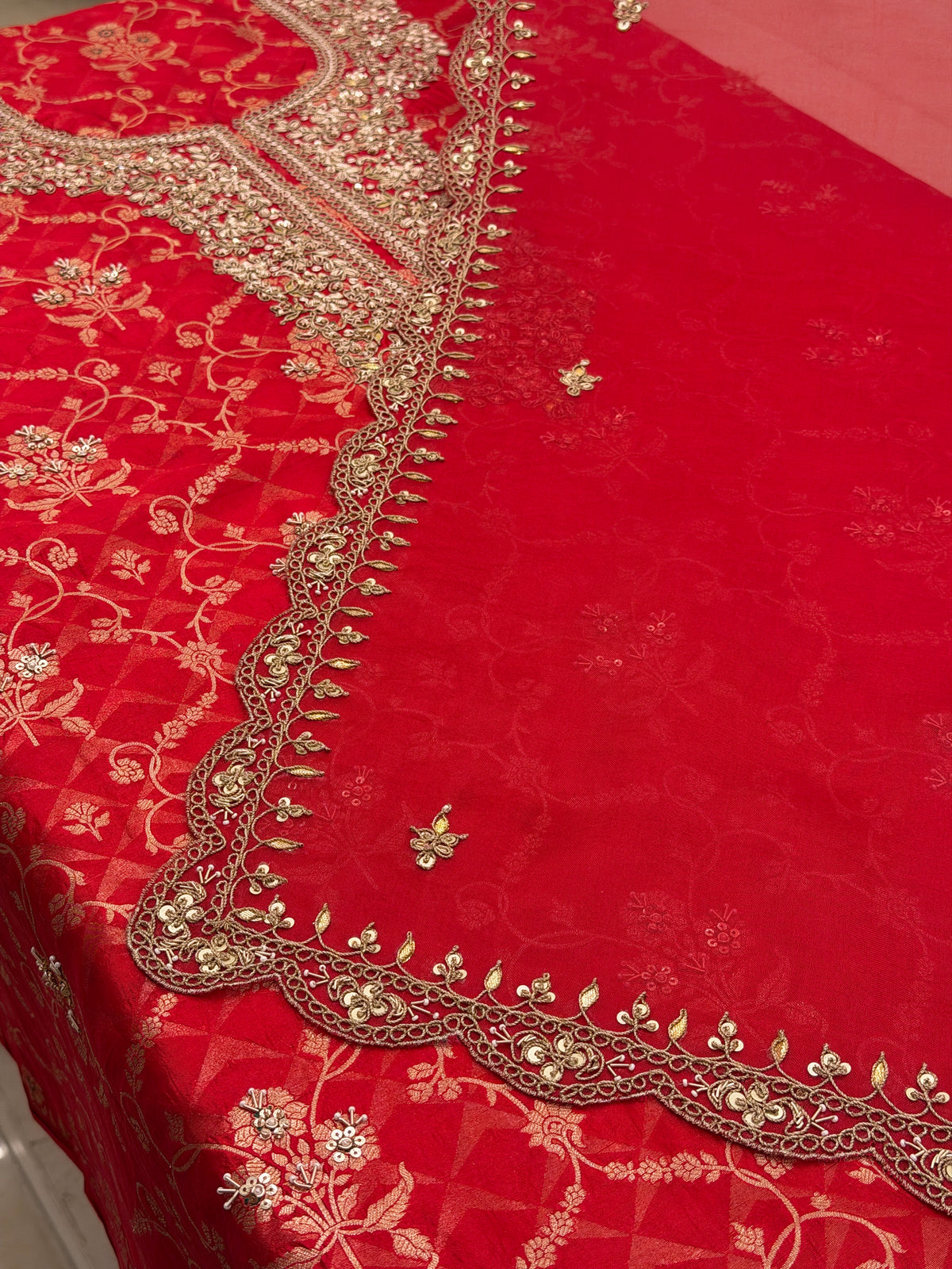 Laal-E-Noor – Pure Silk Suit