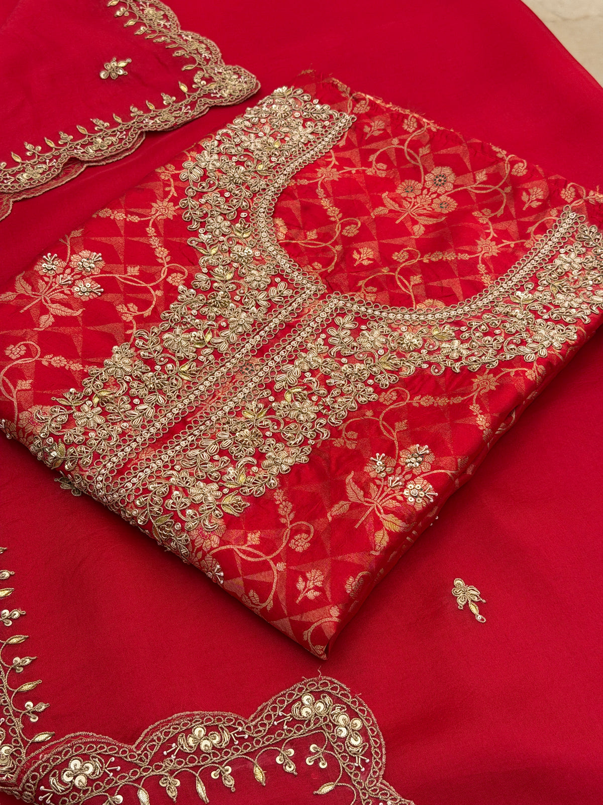 Laal-E-Noor – Pure Silk Suit