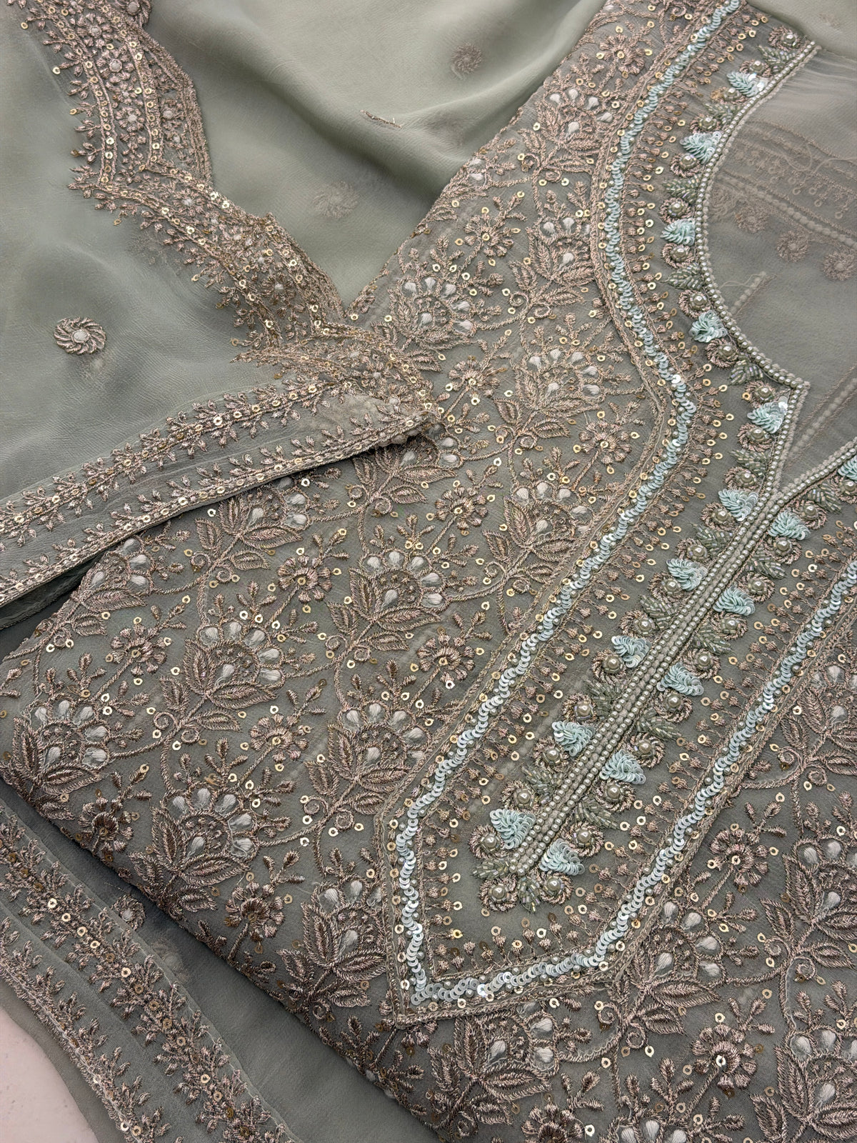 Zar-e-Noor Chikankari Embroidered Suit Set