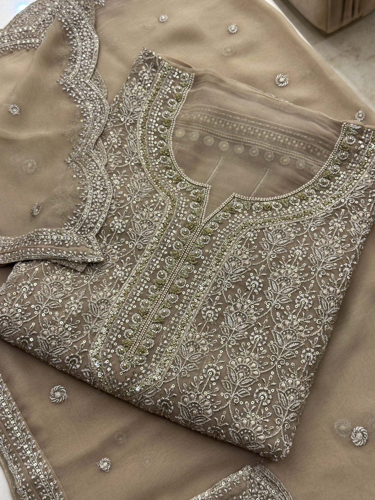Zar-e-Noor Chikankari Embroidered Suit Set